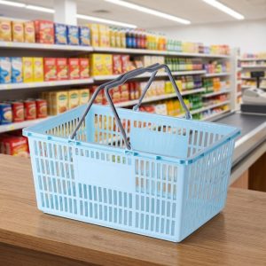 Giỏ xách nhựa PP cao cấp tay cầm tiện lợi đi chợ, đựng đồ đa năng Giỏ nhựa xanh dương đặt trên quầy thanh toán siêu thị.
