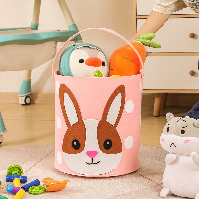 Giỏ vải nỉ mềm gấp gọn đựng đồ chơi, quần áo bẩn hình thỏ cho bé Giỏ đựng đồ chơi hình thỏ đặt trên sàn, bên trong có thú nhồi bông và đồ chơi