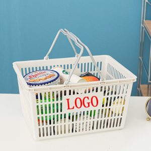 Giỏ nhựa trắng kem có logo, chứa nhiều đồ ăn và đồ uống.