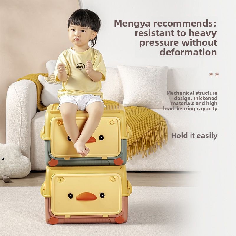Hộp nhựa PP đa năng gấp gọn đựng đồ chơi, quần áo, chịu lực lớn Bé trai ngồi trên hộp nhựa vịt, minh họa khả năng chịu lực tốt.