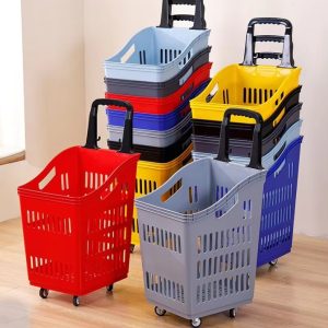 Nhiều giỏ kéo siêu thị xếp chồng, đủ màu sắc nổi bật.