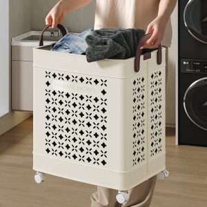 Người dùng kéo giỏ đựng quần áo đứng có bánh xe và tay cầm.