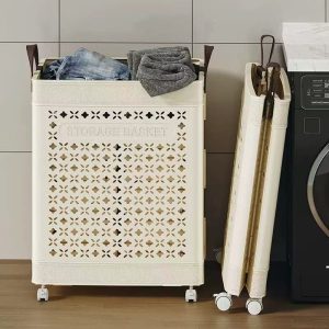 Hai giỏ đựng quần áo, một đang sử dụng, một đã gập gọn sát tường cạnh máy giặt.
