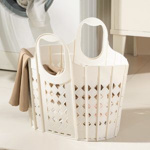 Giỏ nhựa màu trắng đang mở rộng, đựng quần áo bẩn.