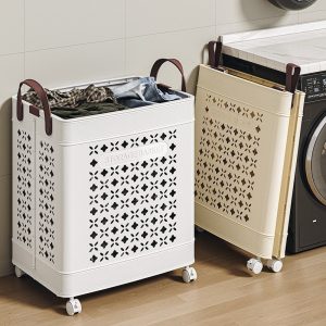 Hai giỏ đựng đồ đặt cạnh máy giặt, một cái đang sử dụng và một cái được gấp gọn.