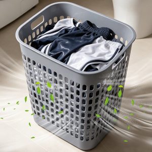 Giỏ đựng quần áo với thiết kế lỗ thoáng khí, bên trong có quần áo ướt.