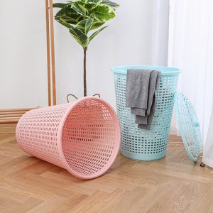 Giỏ đựng đồ nhựa PP đa năng có nắp dung tích lớn cho phòng tắm, giặt Hai giỏ đựng đồ, một cái nằm ngang và một cái dựng đứng, có quần áo bên trong.