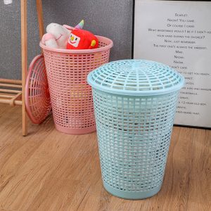 Giỏ đựng quần áo nhựa PP dung tích lớn có nắp đậy tiện lợi Giỏ đựng quần áo màu xanh nhạt có nắp, phía sau là giỏ màu hồng chứa đồ chơi bông.