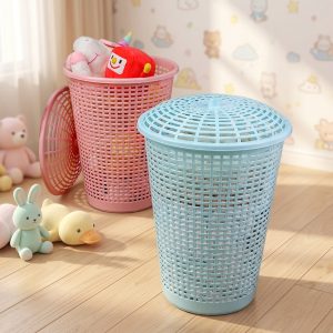 Giỏ đựng đồ đa năng nhựa PP nắp đậy dung tích lớn cho gia đình Hai giỏ nhựa đựng đầy đồ chơi trẻ em trong phòng trẻ nhỏ.