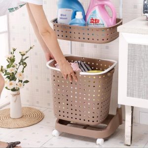 Người dùng đặt quần áo vào giỏ trong phòng tắm.