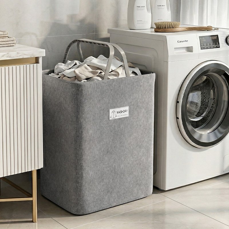 Giỏ đựng quần áo vải cotton linen dung tích lớn gấp gọn tiện lợi Giỏ đựng quần áo đặt cạnh máy giặt, chứa đầy quần áo bẩn.