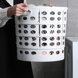 Người phụ nữ cầm giỏ đựng quần áo màu trắng, dễ dàng di chuyển.