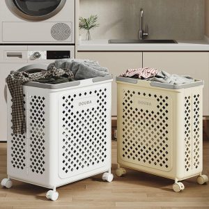 Hai giỏ đựng quần áo màu trắng và vàng kem đặt cạnh nhau trong phòng giặt.