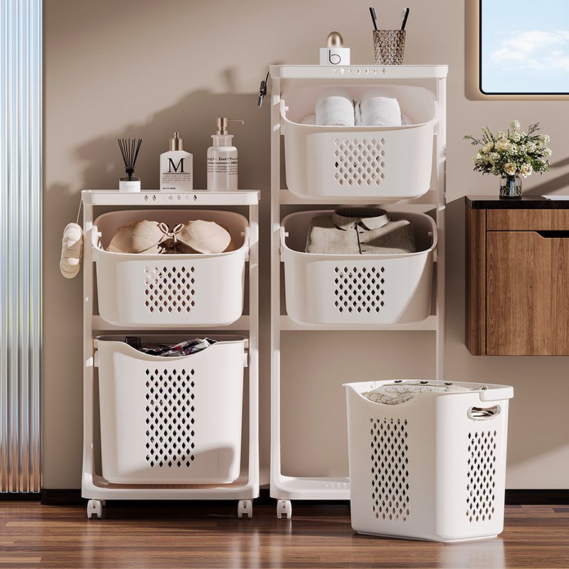 Kệ nhựa 3 tầng có bánh xe đựng quần áo và đồ phòng tắm đa năng Kệ 3 tầng với một ngăn kéo được tháo rời, đặt cạnh tủ gỗ và cửa sổ.