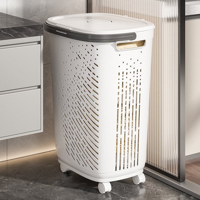 Giỏ đựng quần áo nhựa PP có bánh xe nắp đậy tiện lợi cho gia đình Giỏ đựng quần áo nhựa màu trắng, nắp xám, đặt cạnh tủ bếp.