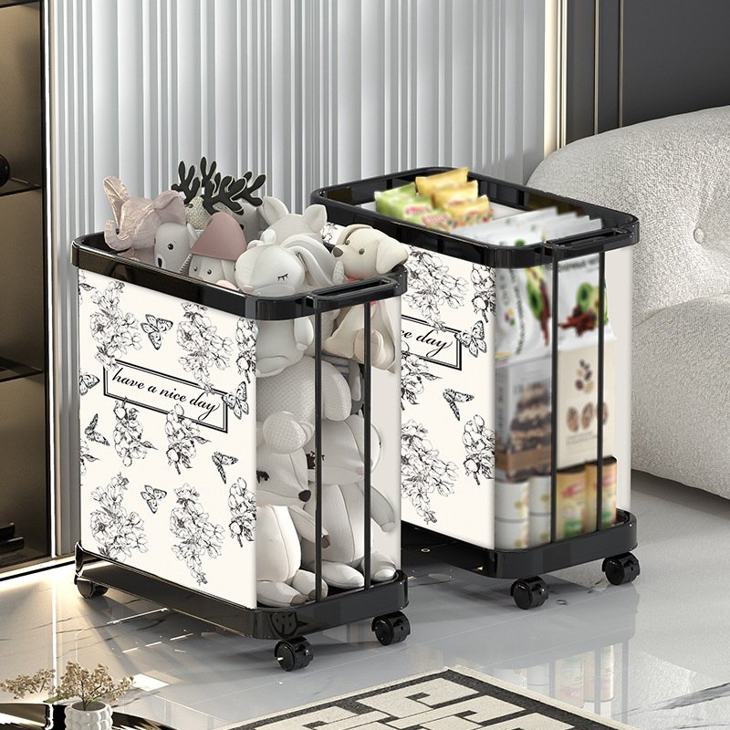 Giỏ đựng đồ giặt di động nhựa inox có bánh xe đa năng 50L Hai giỏ đựng đồ, một đựng thú nhồi bông, một đựng thực phẩm, đặt trong phòng khách