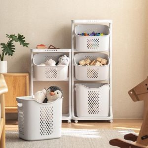 Hai kệ đựng đồ nhiều tầng, một giỏ được lấy ra ngoài, đựng thú bông và đồ chơi.