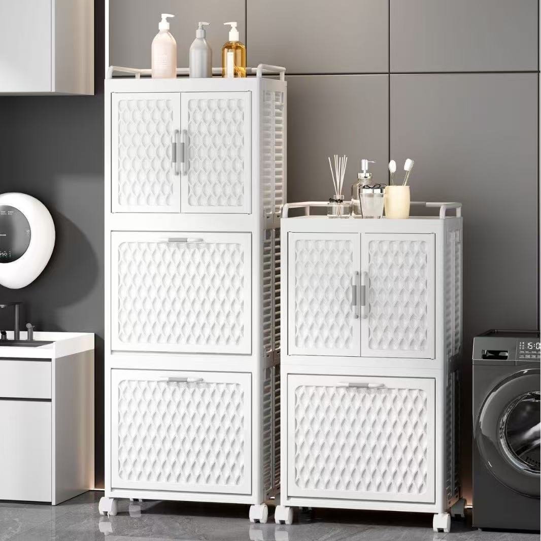 Kệ đựng quần áo nhựa PP 3 tầng đa năng cho phòng tắm và phòng giặt Hai kệ đựng quần áo 3 tầng và 2 tầng màu trắng, đặt cạnh máy giặt.