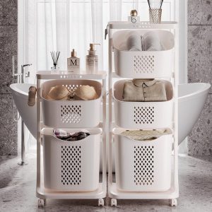Hai giỏ đựng đa tầng chứa quần áo và đồ dùng trong phòng tắm sang trọng.
