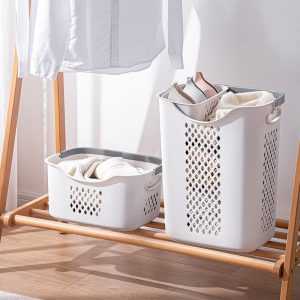 Giỏ đựng quần áo nhựa PP hai lớp chống bụi đa năng cho gia đình Hai giỏ đựng quần áo nhựa PP đặt dưới giá treo quần áo bằng gỗ, chứa quần áo và đồ lót.