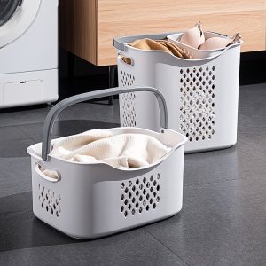 Hai giỏ nhựa trắng có tay cầm xám, đựng quần áo, đặt trên sàn nhà.
