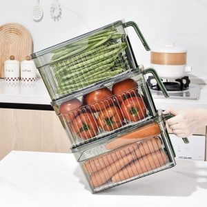 Ba hộp nhựa xếp chồng, đựng rau củ quả khác nhau