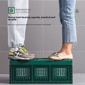 Hộp nhựa PP gấp gọn đựng rau củ quả đa năng chịu lực cao Hai người đứng trên hộp nhựa để minh họa khả năng chịu lực tốt.