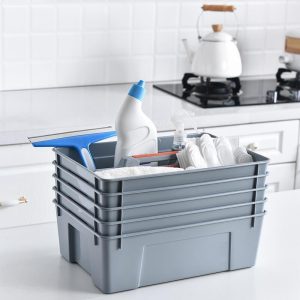 Bốn hộp đựng nhựa xếp chồng lên nhau gọn gàng