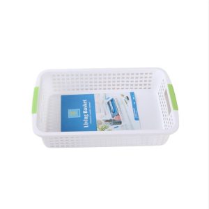 Một rổ nhựa trắng tay cầm xanh lá, bên trong có tờ hướng dẫn, thích hợp đựng giấy tờ hoặc vật dụng nhỏ.