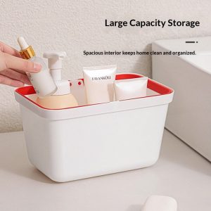 Một giỏ nhựa đựng đầy mỹ phẩm, tay đang lấy đồ ra khỏi giỏ.