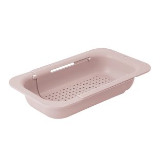 Cận cảnh rổ nhựa màu hồng với thiết kế kéo giãn và lỗ thoát nước