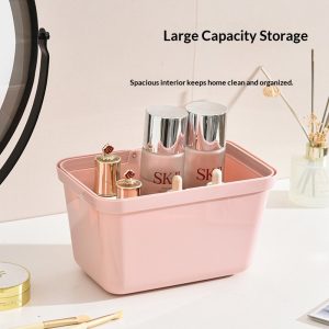 Giỏ hồng đựng mỹ phẩm, son, chai dưỡng da trên bàn trang điểm.
