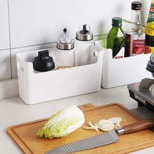 Hộp nhựa PP đa năng có tay cầm đựng thực phẩm, gia vị, vật dụng tiện lợi Hộp nhựa đựng chai dầu, gia vị trên bàn bếp cạnh thớt và dao.