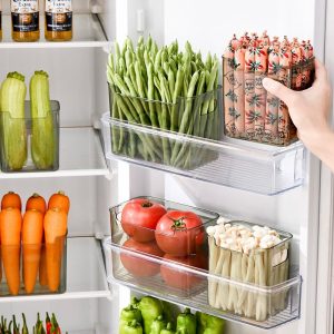 Người dùng lấy hộp đựng rau củ ra khỏi cánh tủ lạnh.