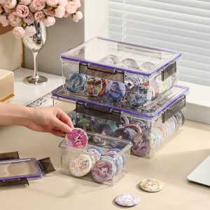 Một người đang lấy huy hiệu ra khỏi hộp nhựa trong suốt.