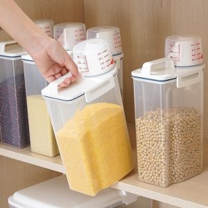 Người dùng lấy hộp đựng ngô vàng từ kệ, các hộp khác xếp ngay ngắn bên cạnh.