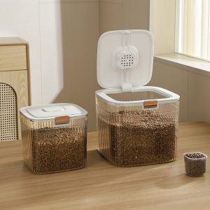 Hai hộp đựng lớn nhỏ chứa đầy hạt thức ăn cho thú cưng, một hộp đang mở nắp.