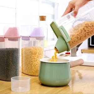 Hộp nhựa PP đựng ngũ cốc chống ẩm mốc dung tích lớn tiện lợi Đổ mì ống từ hộp đựng thực phẩm vào nồi, các hộp khác phía sau.