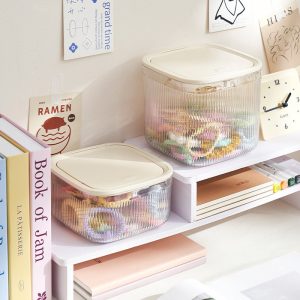 Hai hộp nhựa với kích thước khác nhau đặt cạnh nhau trên kệ.