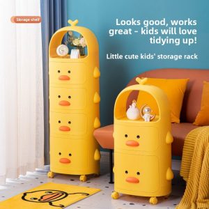 Tủ nhựa 5 tầng hình vịt vàng đa năng cho bé, nhựa PP an toàn Hai tủ nhựa hình vịt vàng đặt cạnh nhau trên nền thảm vàng, trang trí phòng trẻ em.