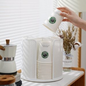 Kệ đựng cốc nhựa màu trắng đặt trên bàn, chứa nhiều cốc giấy.