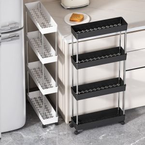 Kệ nhựa trắng và đen 4 tầng đặt cạnh tủ lạnh, phù hợp lưu trữ đồ nhà bếp.