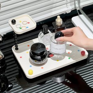 Người dùng lấy nước hoa từ kệ đựng đồ nhiều màu sắc.