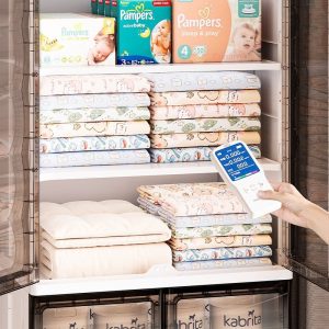 Kệ lưu trữ đa tầng nhựa cao cấp cửa từ tính cho phòng khách, phòng trẻ em Cận cảnh ngăn kệ đựng tã bỉm, chăn, điều khiển từ xa.