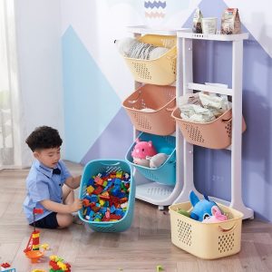 Bé trai chơi lego, lấy giỏ nhựa xanh từ kệ đựng đồ 3 tầng
