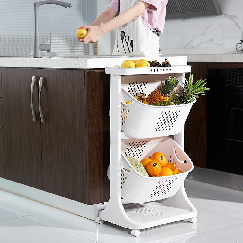 Kệ nhựa đa năng nhiều tầng có bánh xe, đựng đồ nhà bếp tiện lợi Kệ nhựa 3 tầng đựng trái cây tươi, đặt sát đảo bếp.