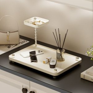 Kệ để đồ hai tầng, đặt trên bàn với các vật dụng cá nhân như kính, chìa khóa, tinh dầu.