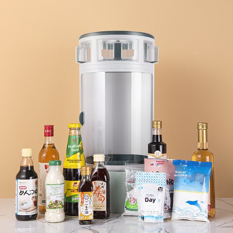 Kệ đựng gia vị xoay góc nhựa PP tiết kiệm không gian cho nhà bếp Kệ gia vị xoay đặt cạnh nhiều chai lọ gia vị, chưa xếp vào bên trong.