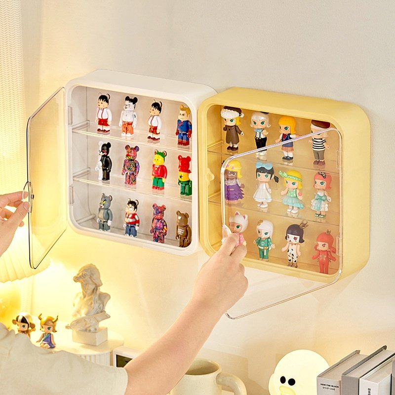 Kệ treo tường nhựa ABS trong suốt 3 tầng chống nước trưng bày đồ mini Người mở cửa kệ nhựa trong suốt, bên trong xếp nhiều mô hình.