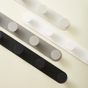 Bốn giá treo với các màu trắng, xám, đen đặt cạnh nhau.